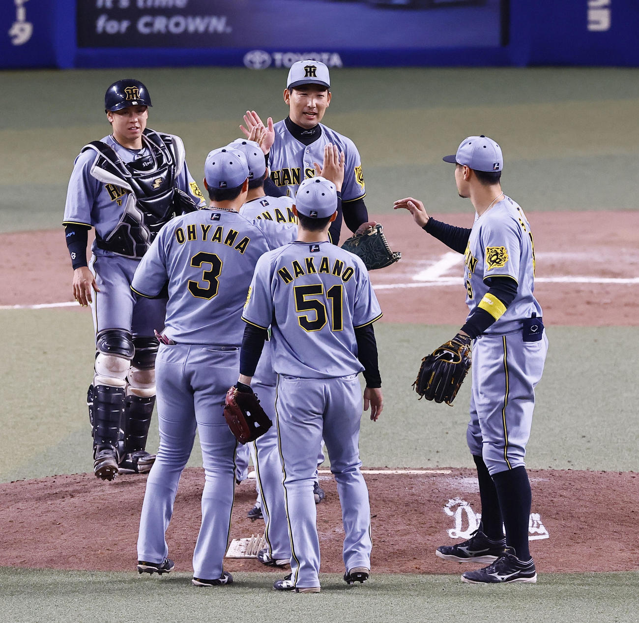 中日対阪神　中日に勝利し、タッチ阪神ナイン（撮影・藤尾明華）