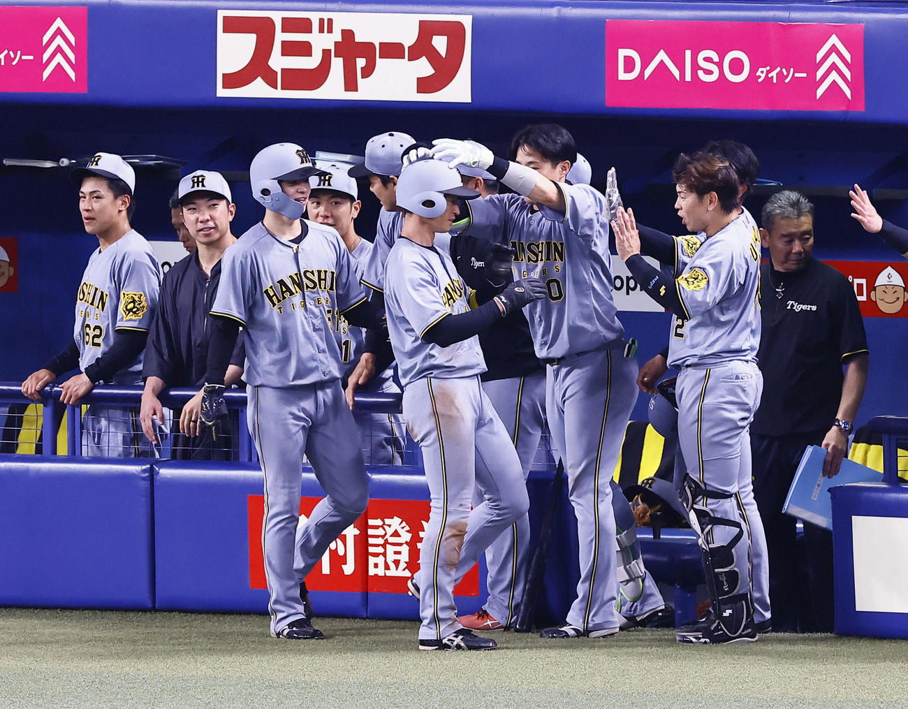 中日対阪神　11回表阪神1死二、三塁、森下の2点適時二塁打で生還ししナインに出迎えられる近本と中野（撮影・藤尾明華）