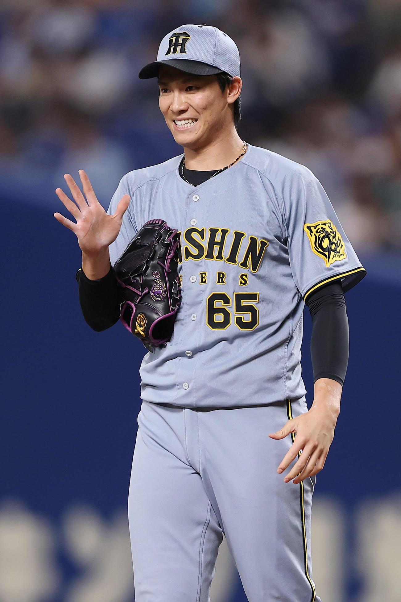 中日対阪神　10回裏中日2死、田中の打球を処理するも一塁へ悪送球した湯浅（撮影・前田充）
