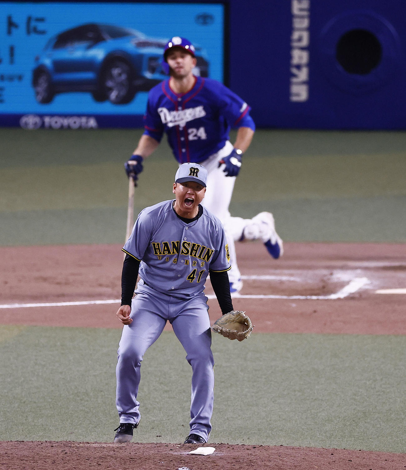 中日対阪神　6回裏中日2死二、三塁、ボスラーを中飛に打ち取る雄たけびをあげる村上（撮影・藤尾明華）