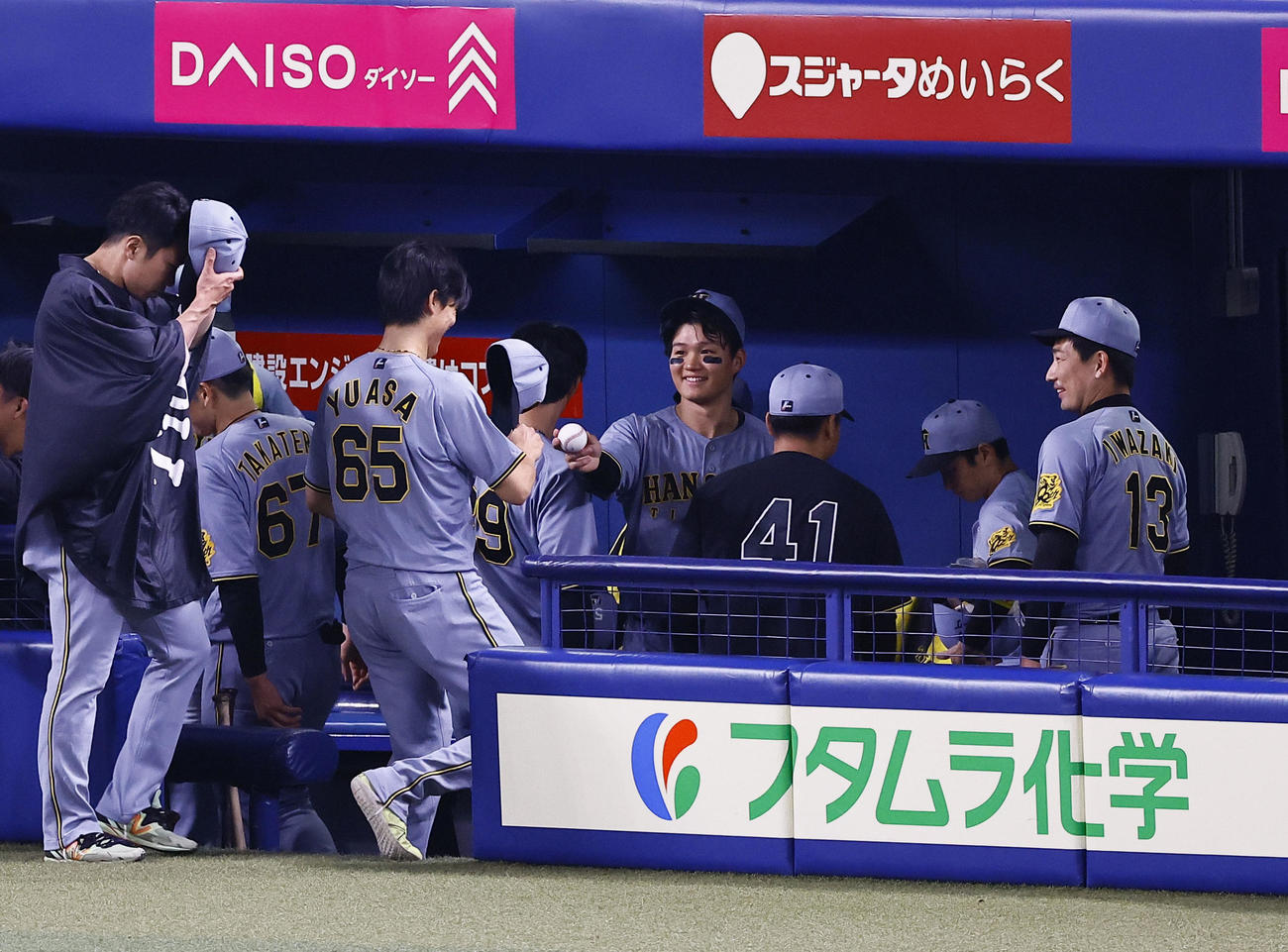 中日対阪神　今季初勝利を飾り、森下（中央）からウイニングボールをもらう阪神湯浅（撮影・藤尾明華）