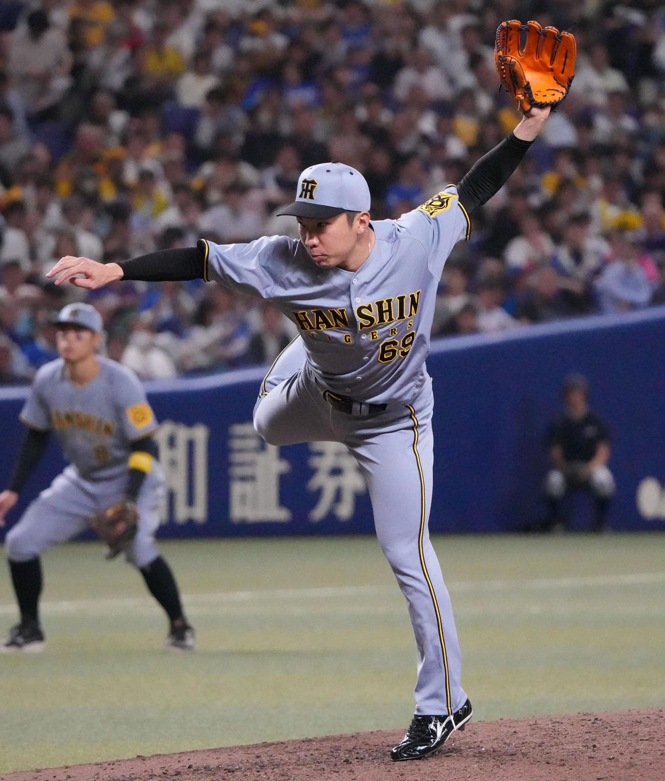 中日対阪神　8回裏、阪神2番手で登板する石井（撮影・森本幸一）