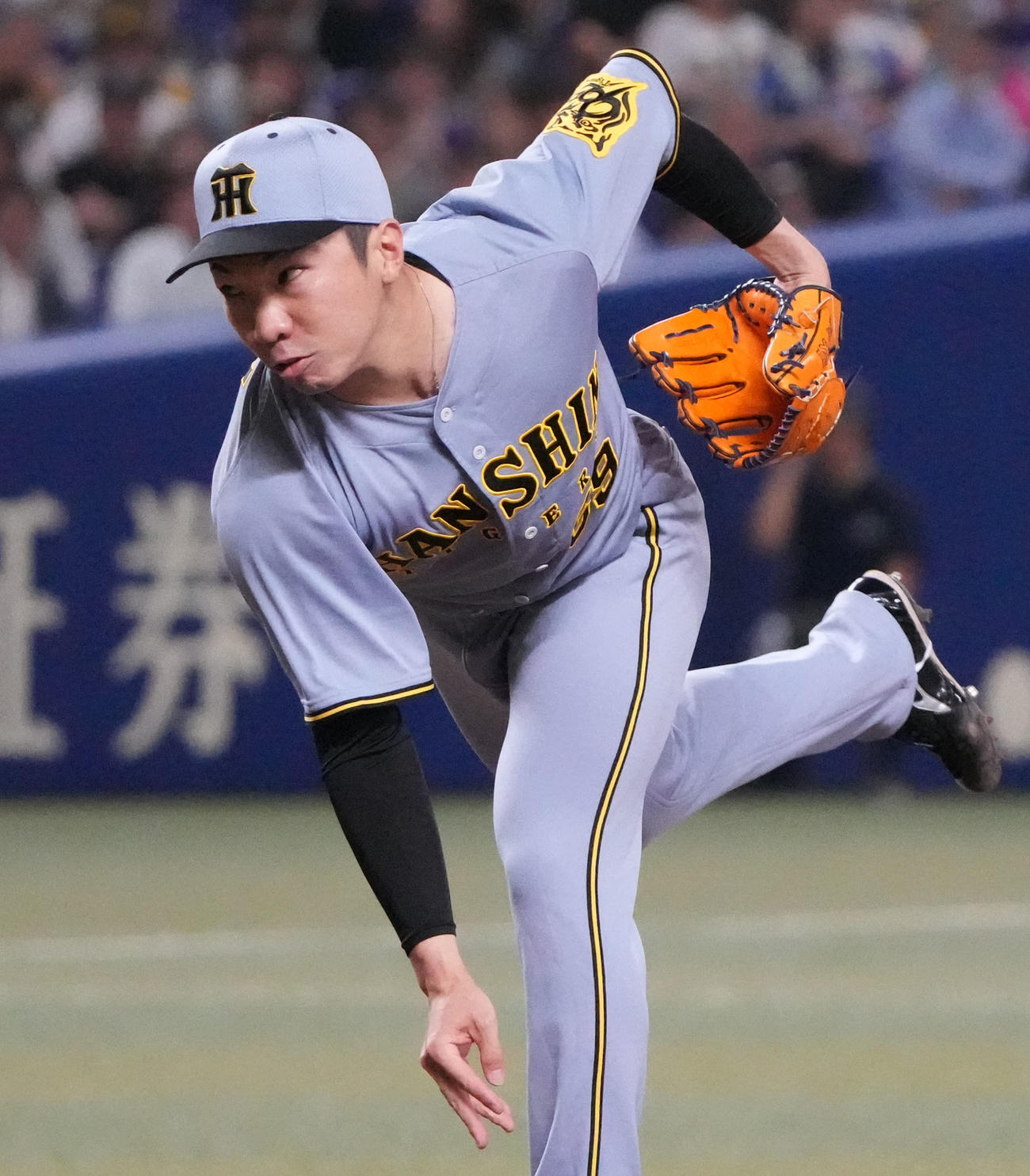 中日対阪神　8回裏、阪神2番手で登板する石井（撮影・森本幸一）