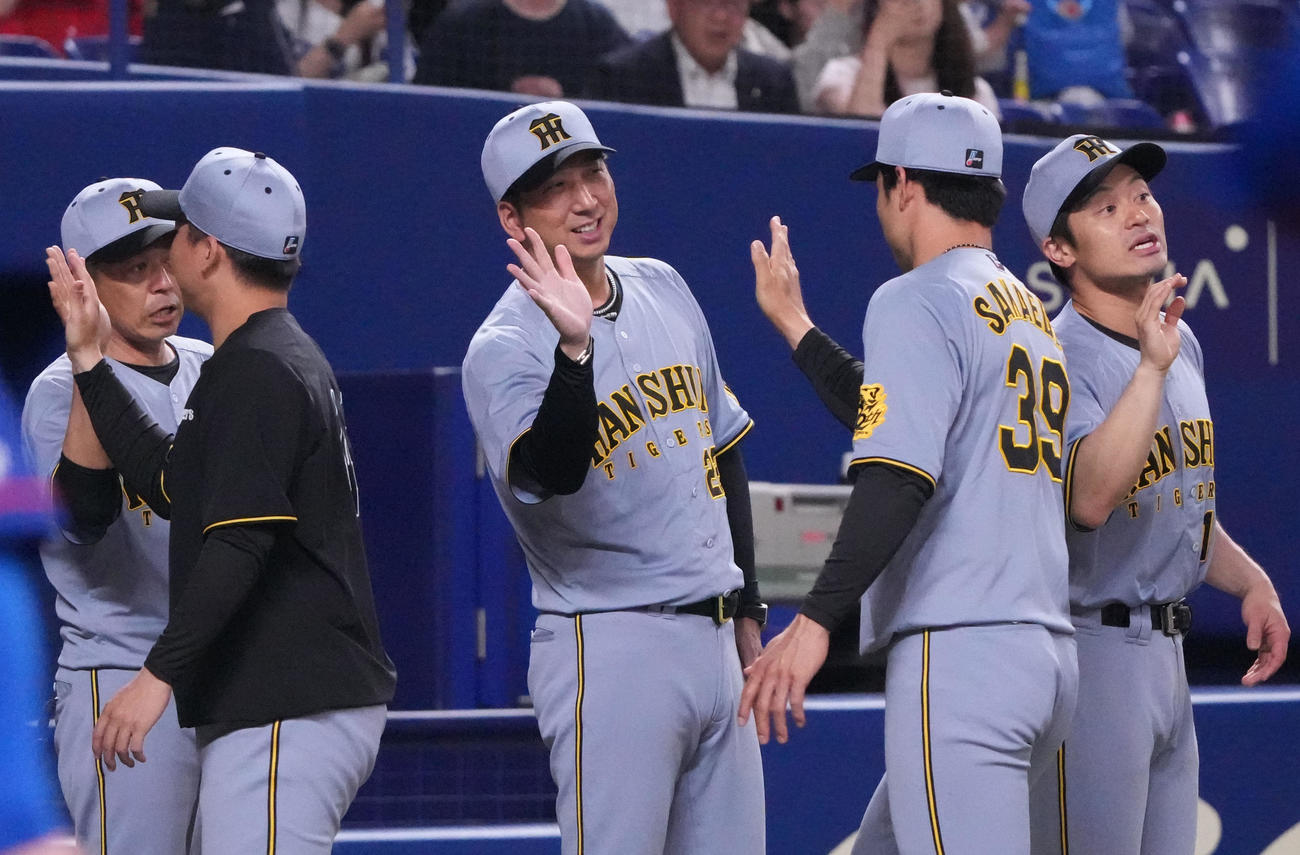 中日対阪神　試合終了、藤川監督（中央）は明るい表情でナインを迎える（撮影・森本幸一）
