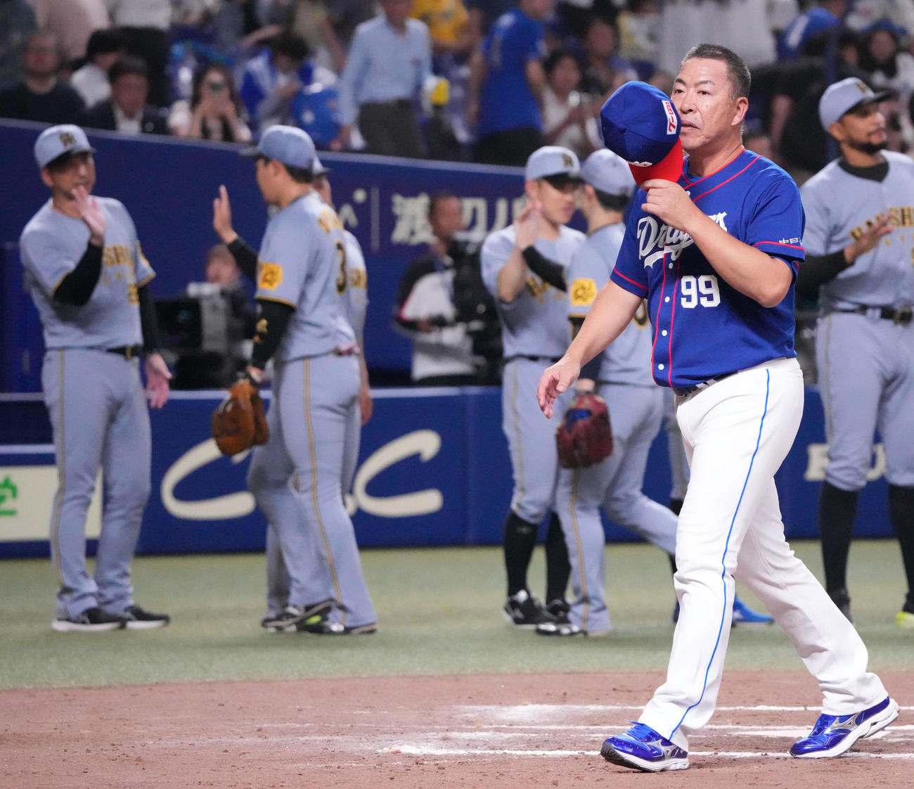 中日対阪神　試合終了、井上監督（右から2人目）はあいさつを終え引き揚げる（撮影・森本幸一）