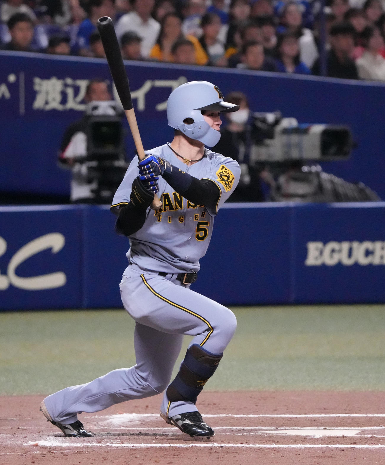 中日対阪神　11回表阪神1死一塁、右前打を放つ中野（撮影・森本幸一）