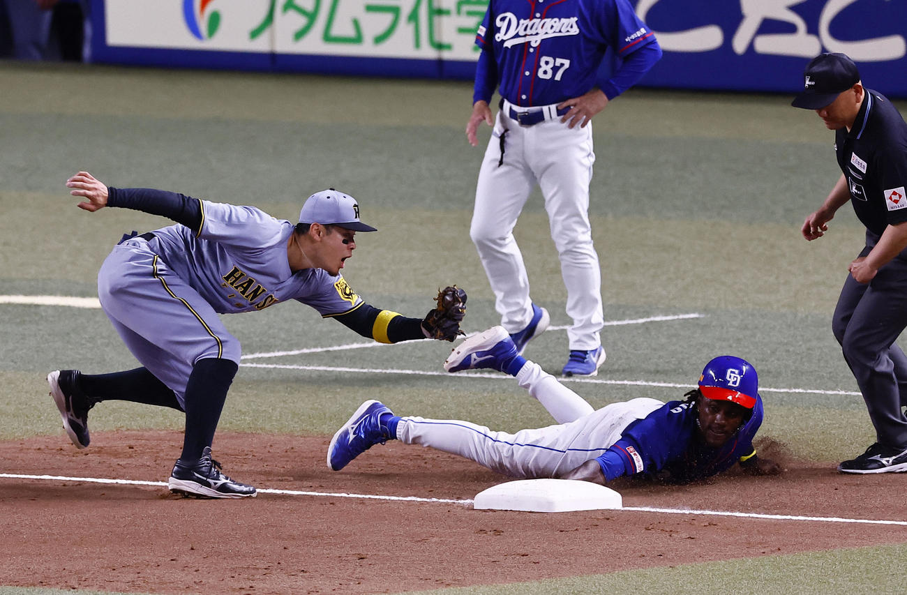 中日対阪神　5回裏中日1死一、三塁、打者山本のとき三走カリステがけん制アウトになる。野手佐藤輝（撮影・藤尾明華）