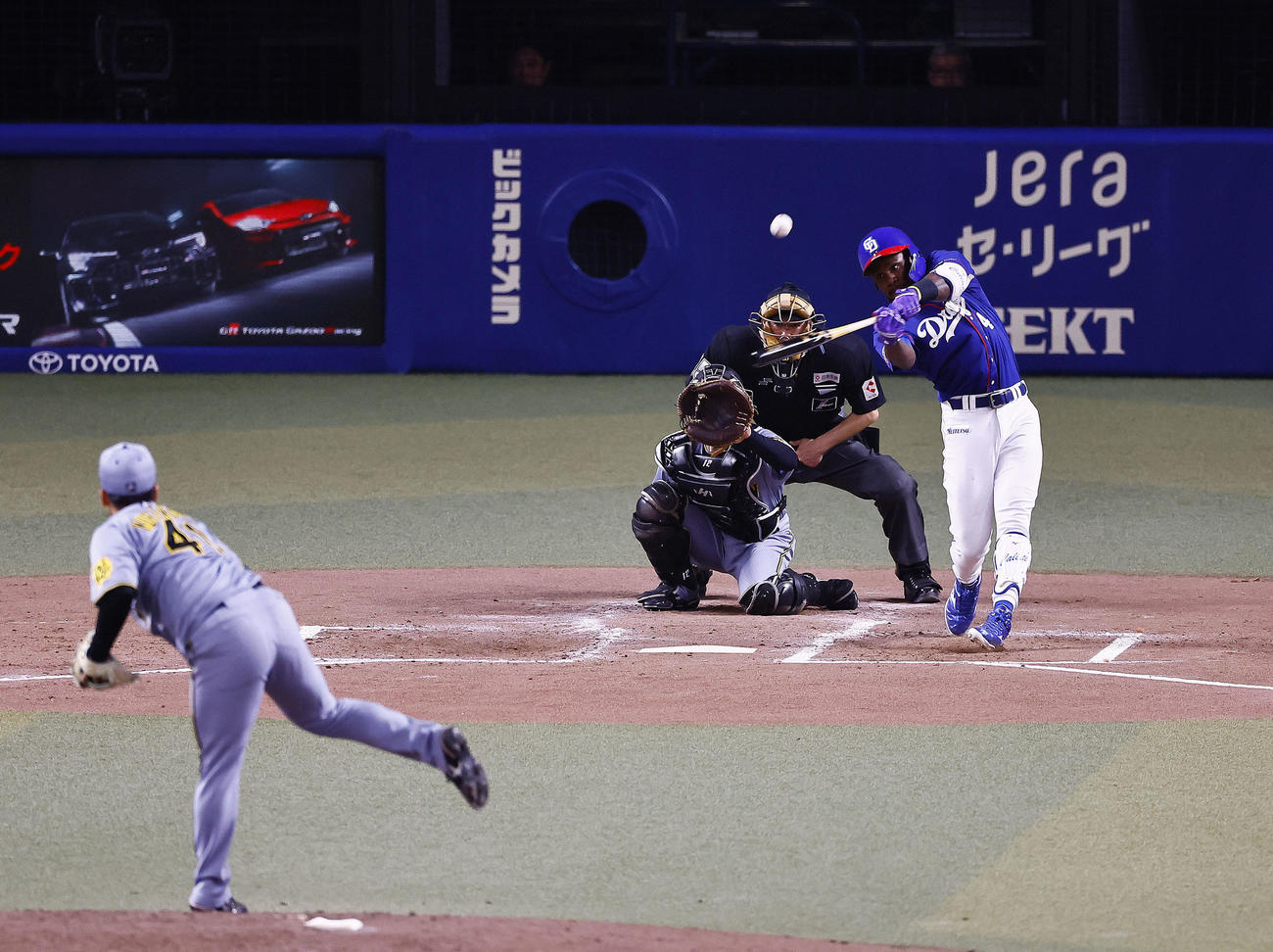 中日対阪神　5回裏中日無死、カリステは左越えに二塁打を放つ。投手村上（撮影・藤尾明華）