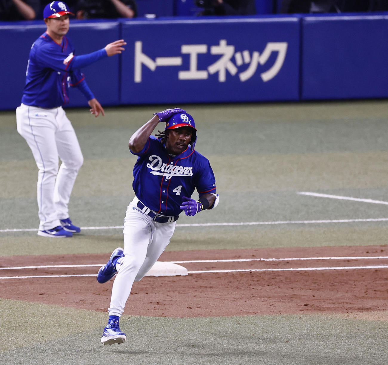 中日対阪神　5回裏中日無死、カリステは左越えに二塁打を放ち一塁を回る（撮影・藤尾明華）