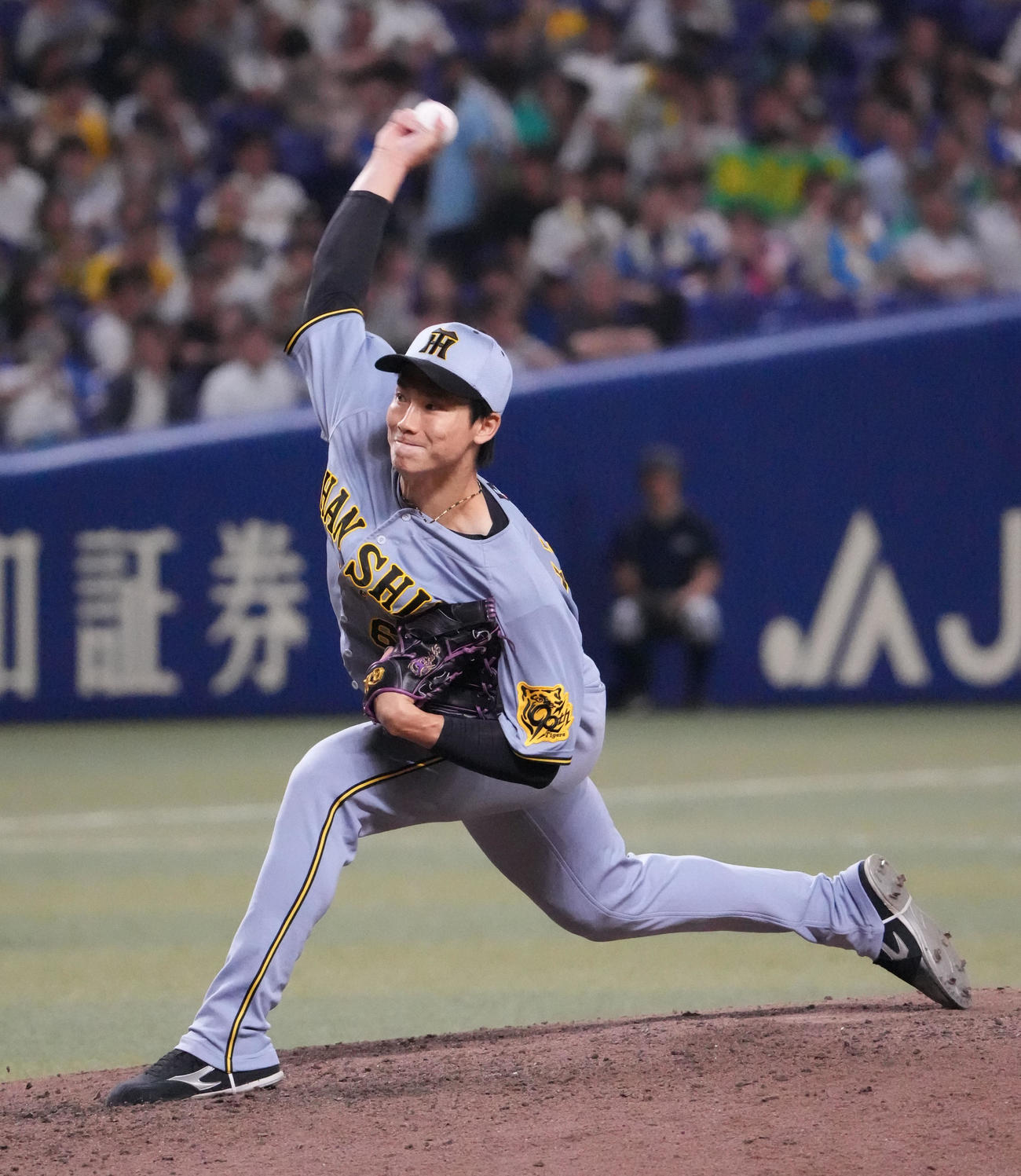 中日対阪神　10回裏、阪神3番手で登板する湯浅（撮影・森本幸一）