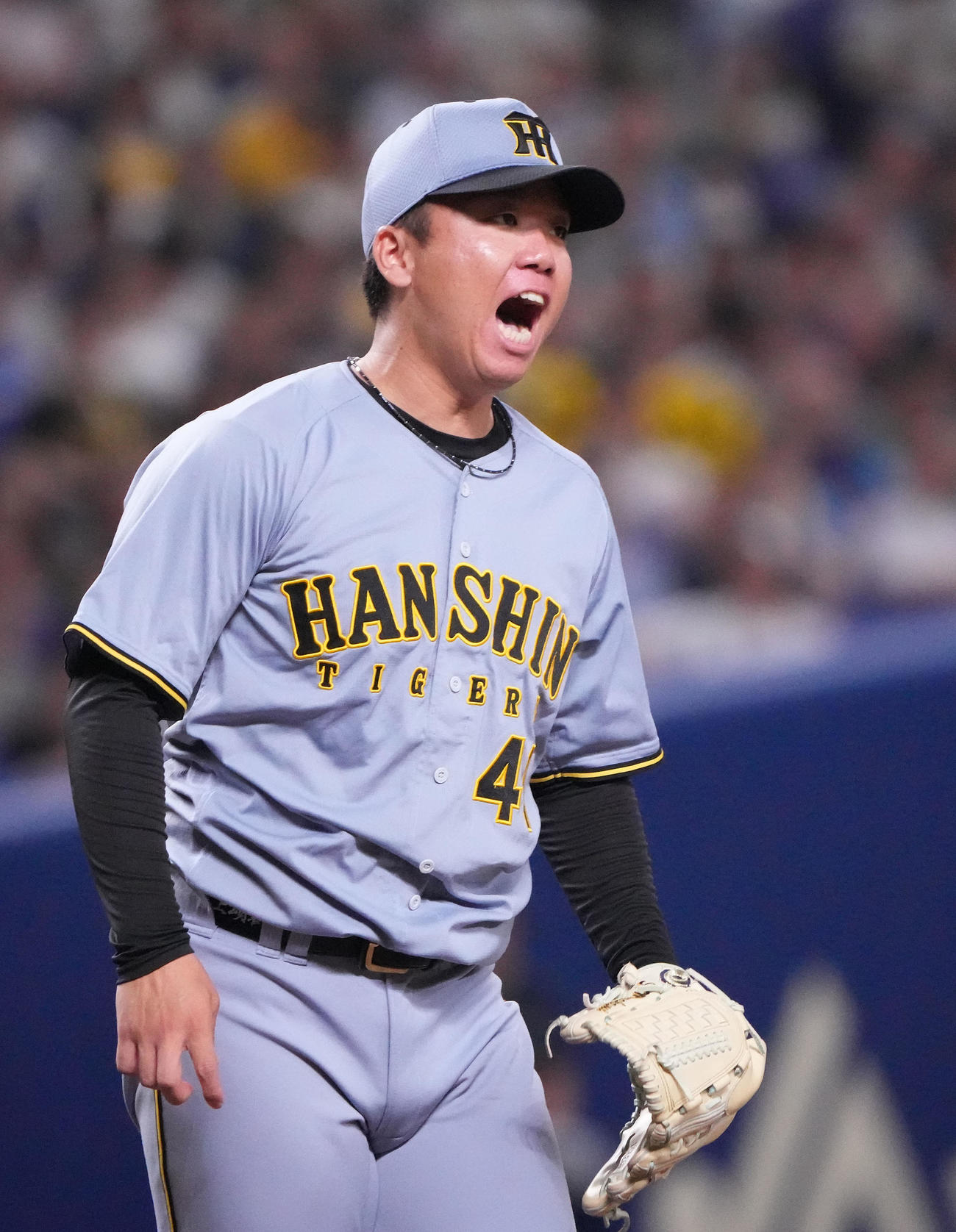 中日対阪神　5回裏中日2死一塁、山本を二飛に打ち取りほえる村上（撮影・森本幸一）