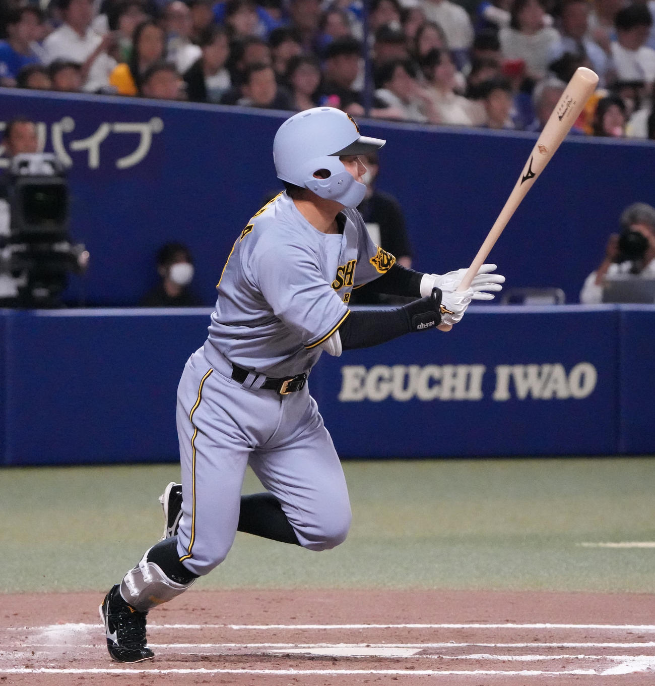 中日対阪神　11回表阪神無死、中前打を放つ糸原（撮影・森本幸一）