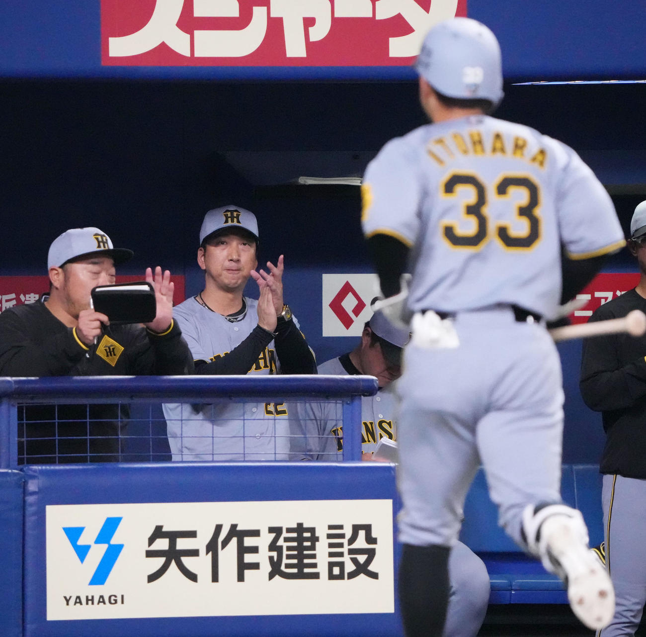 中日対阪神　11回表阪神無死、藤川監督（左から2人目）は中前打を放った糸原を迎える（撮影・森本幸一）