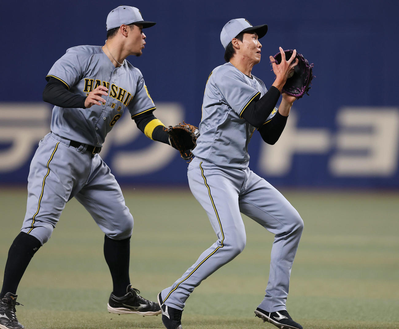 中日対阪神　10回裏中日2死、田中の打球を処理する湯浅。左は佐藤輝（撮影・前田充）
