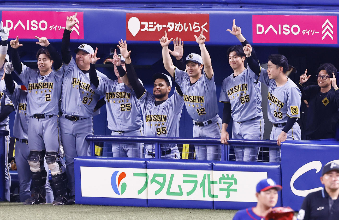 中日対阪神　11回表阪神1死二、三塁、森下の2点適時二塁打に、ベンチで喜ぶ湯浅（右から3人目）ら阪神ナイン（撮影・藤尾明華）