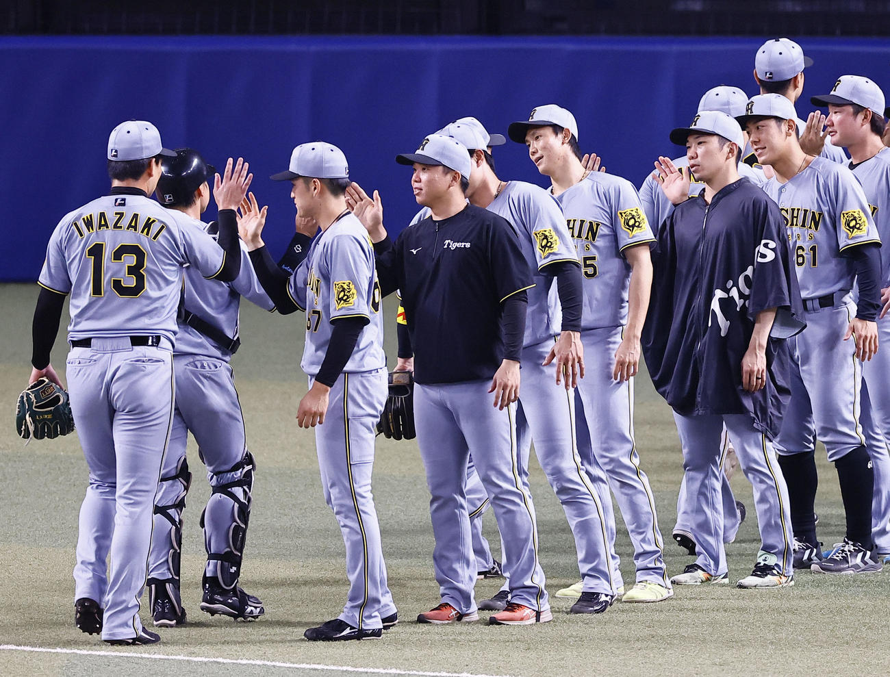 中日対阪神　中日に勝利し、ナインを出迎える阪神湯浅（撮影・藤尾明華）