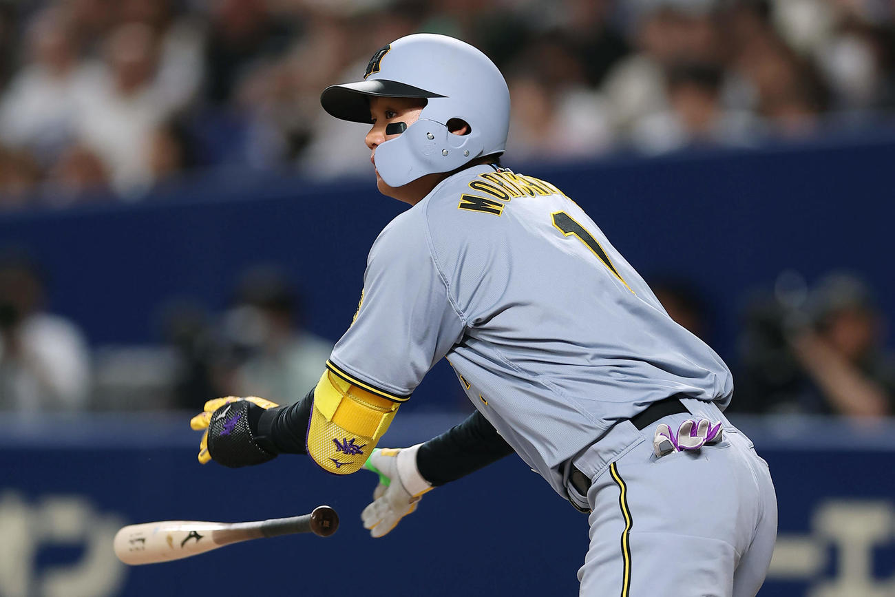 中日対阪神　11回表阪神1死二、三塁、左翼線へ2点適時二塁打を放つ森下（撮影・前田充）