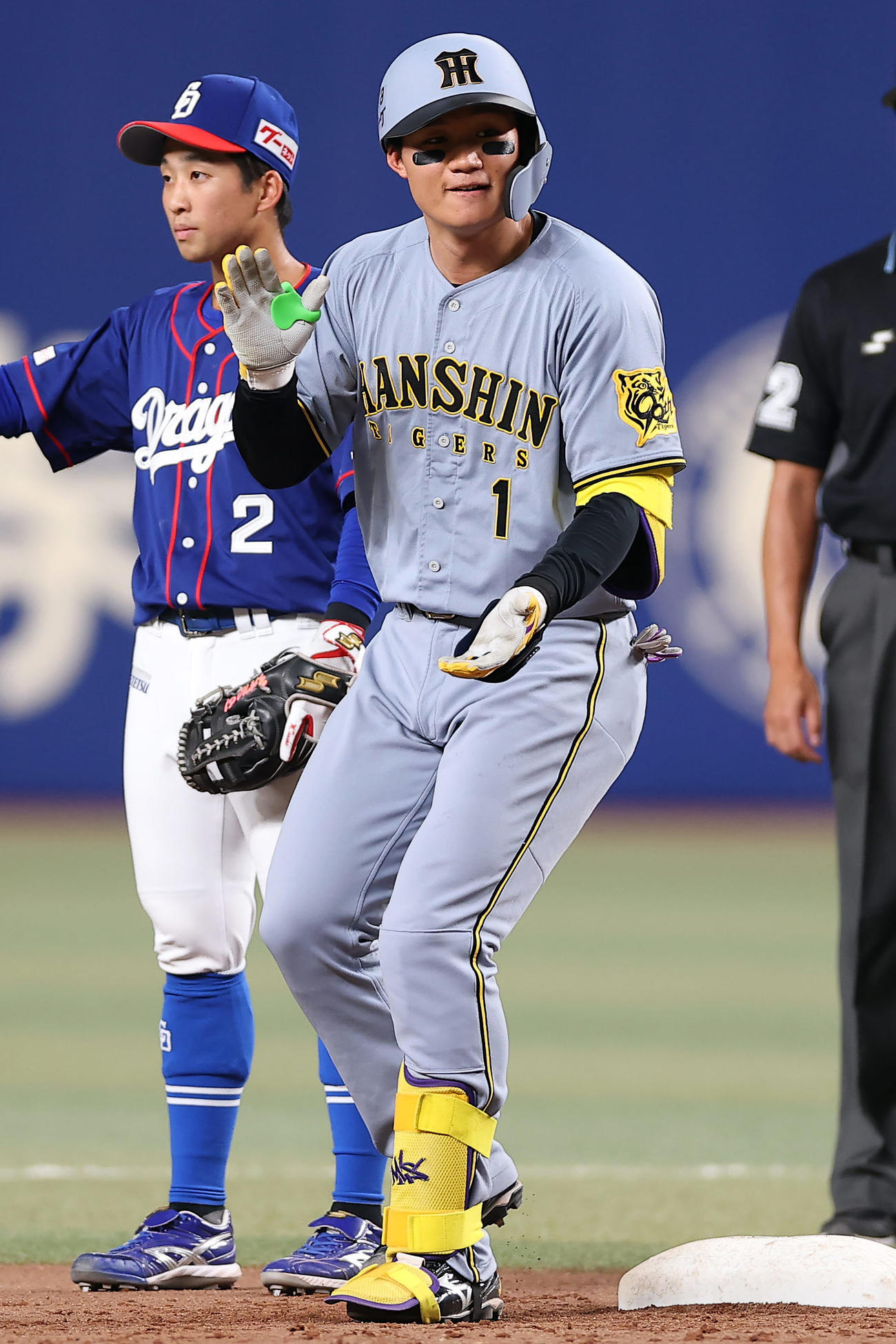 中日対阪神　11回表阪神1死二、三塁、左翼線へ2点適時二塁打を放ち手をたたく森下（撮影・前田充）