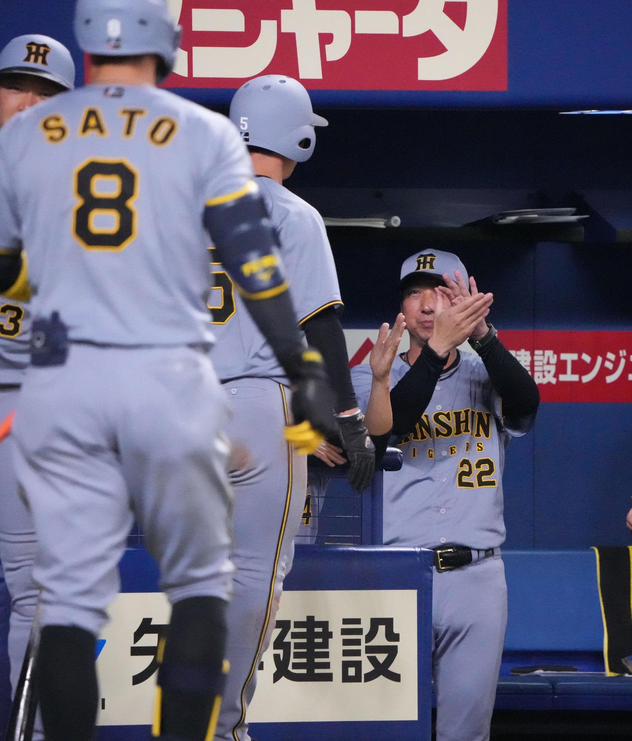 中日対阪神　11回表阪神1死二、三塁、藤川監督（右）は森下の左2点適時二塁打で弛緩した近本、中野を迎える（撮影・森本幸一）