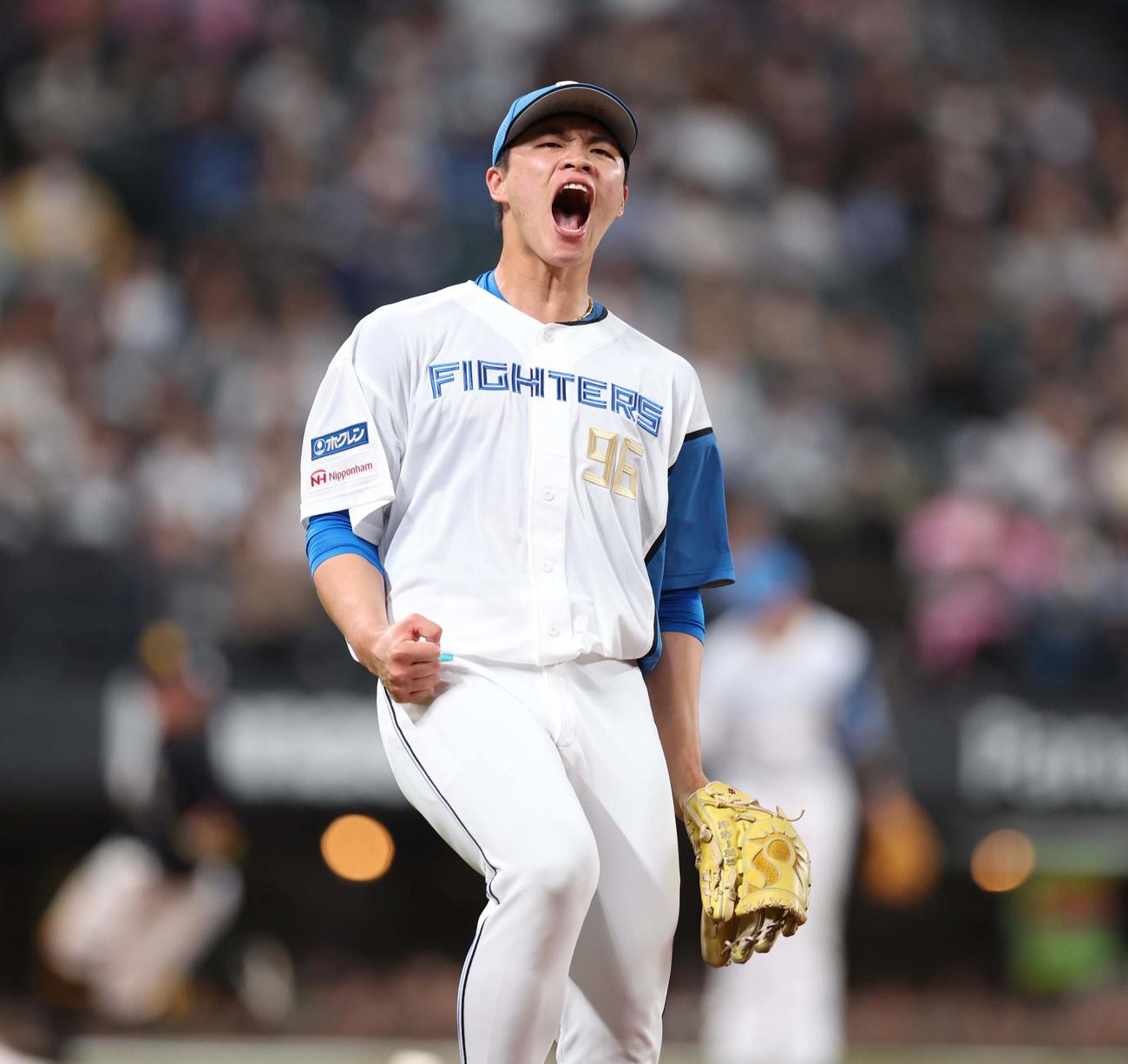日本ハム対ソフトバンク　10回表、無失点に抑え叫ぶ孫易磊（2025年5月22日撮影）