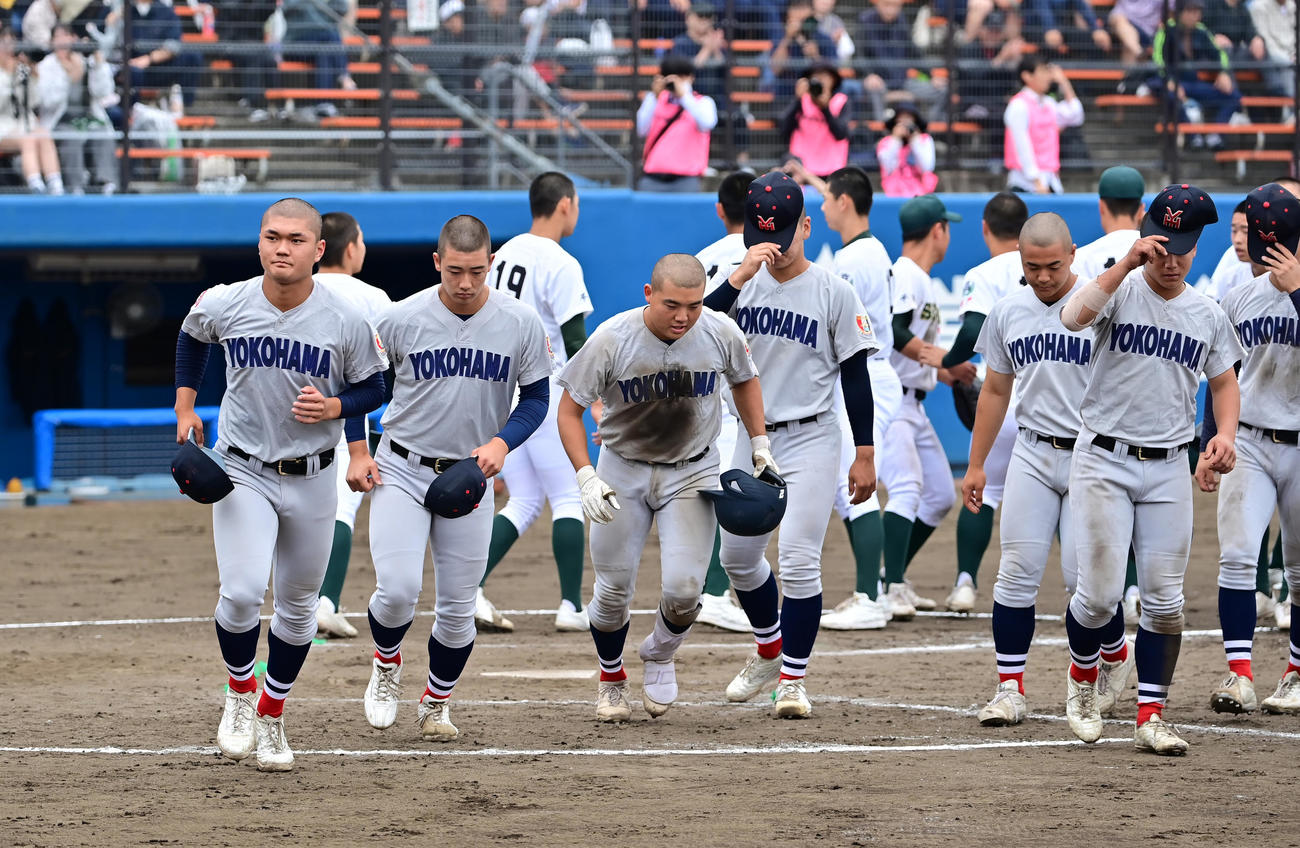 横浜対専大松戸　準決勝で敗れあいさつする横浜ナイン（撮影・清水貴仁）