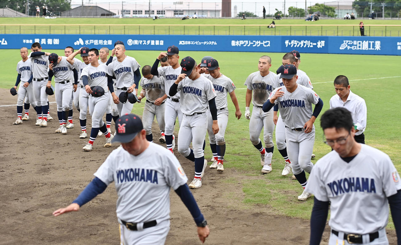 横浜対専大松戸　準決勝で敗れ、がっくりする横浜ナイン（撮影・清水貴仁）