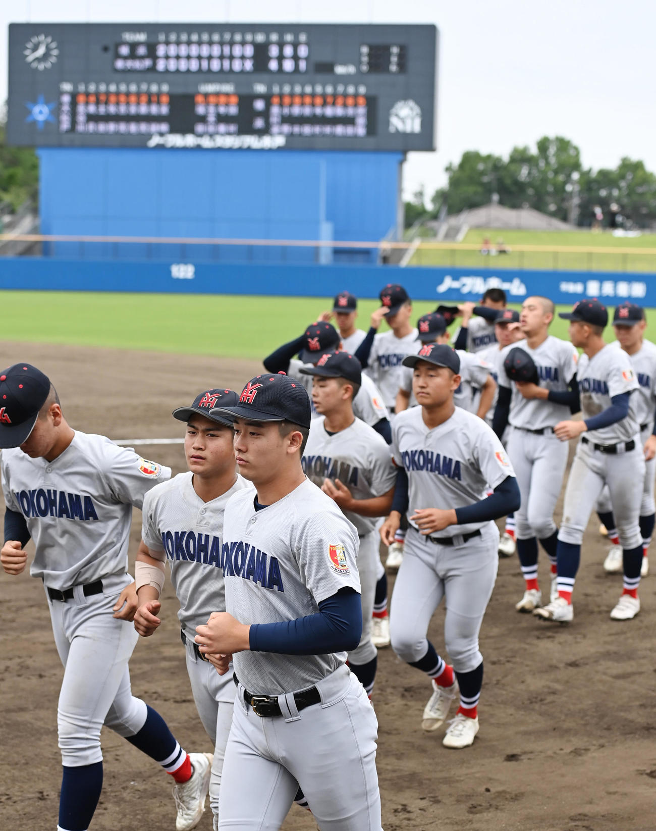 横浜対専大松戸　準決勝で敗れ、がっくりする横浜ナイン（撮影・清水貴仁）