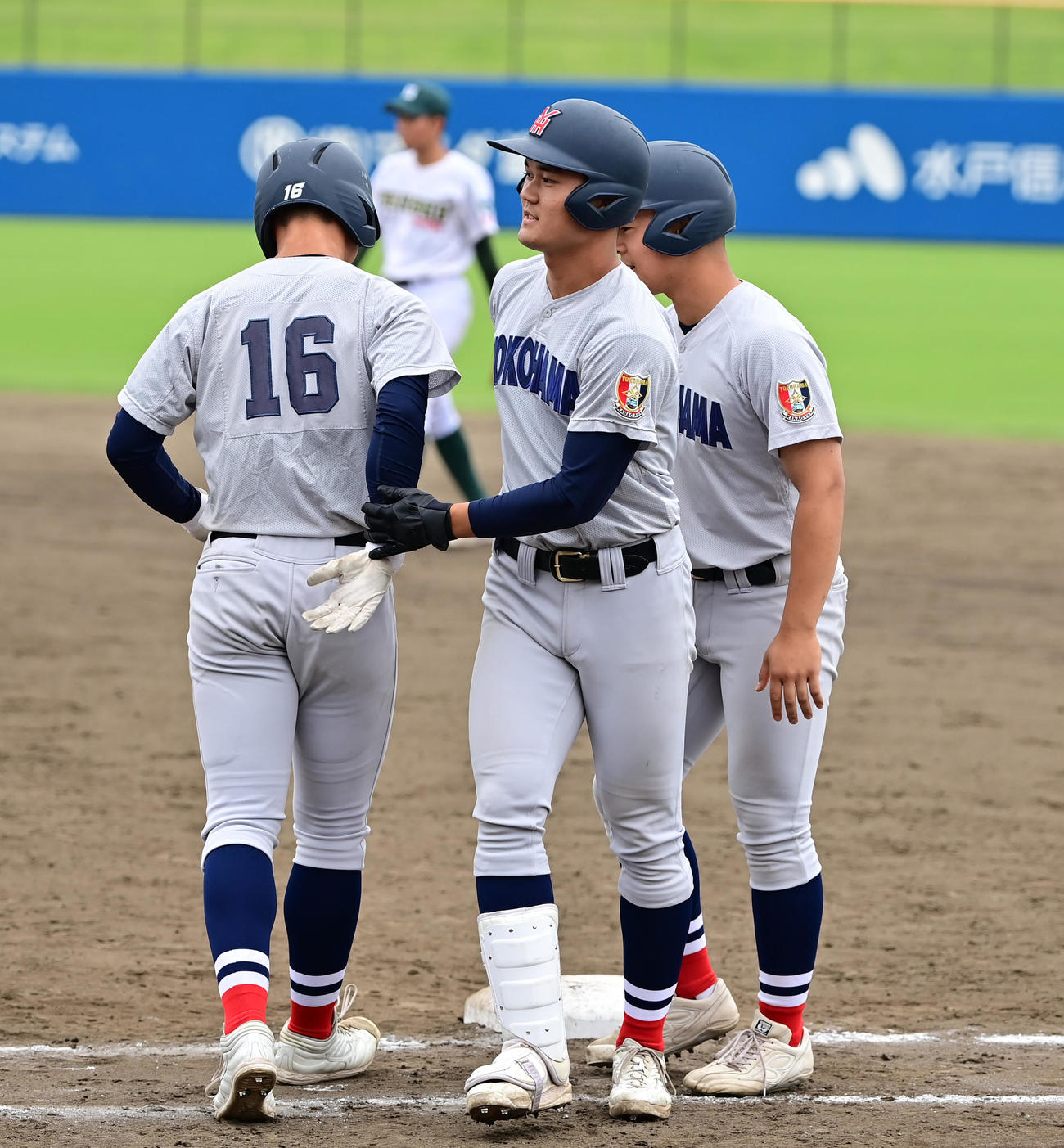 横浜対専大松戸　9回表横浜無死、四球を選ぶ代打出場の阿部葉（中央）（撮影・清水貴仁）