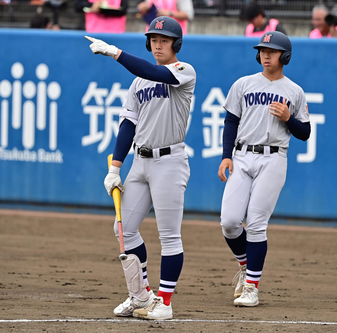 横浜対専大松戸　7回表横浜2死二塁、代打出場も敬遠で歩かされる奥村頼（左）（撮影・清水貴仁）