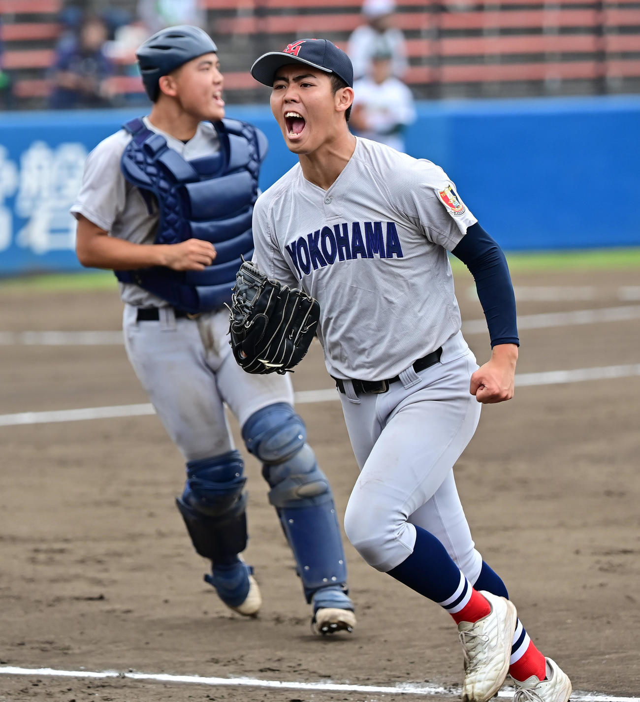 横浜対専大松戸　2回裏専大松戸2死一、二塁、ピンチを抑え雄たけびをあげる2番手登板の片山（右）（撮影・清水貴仁）