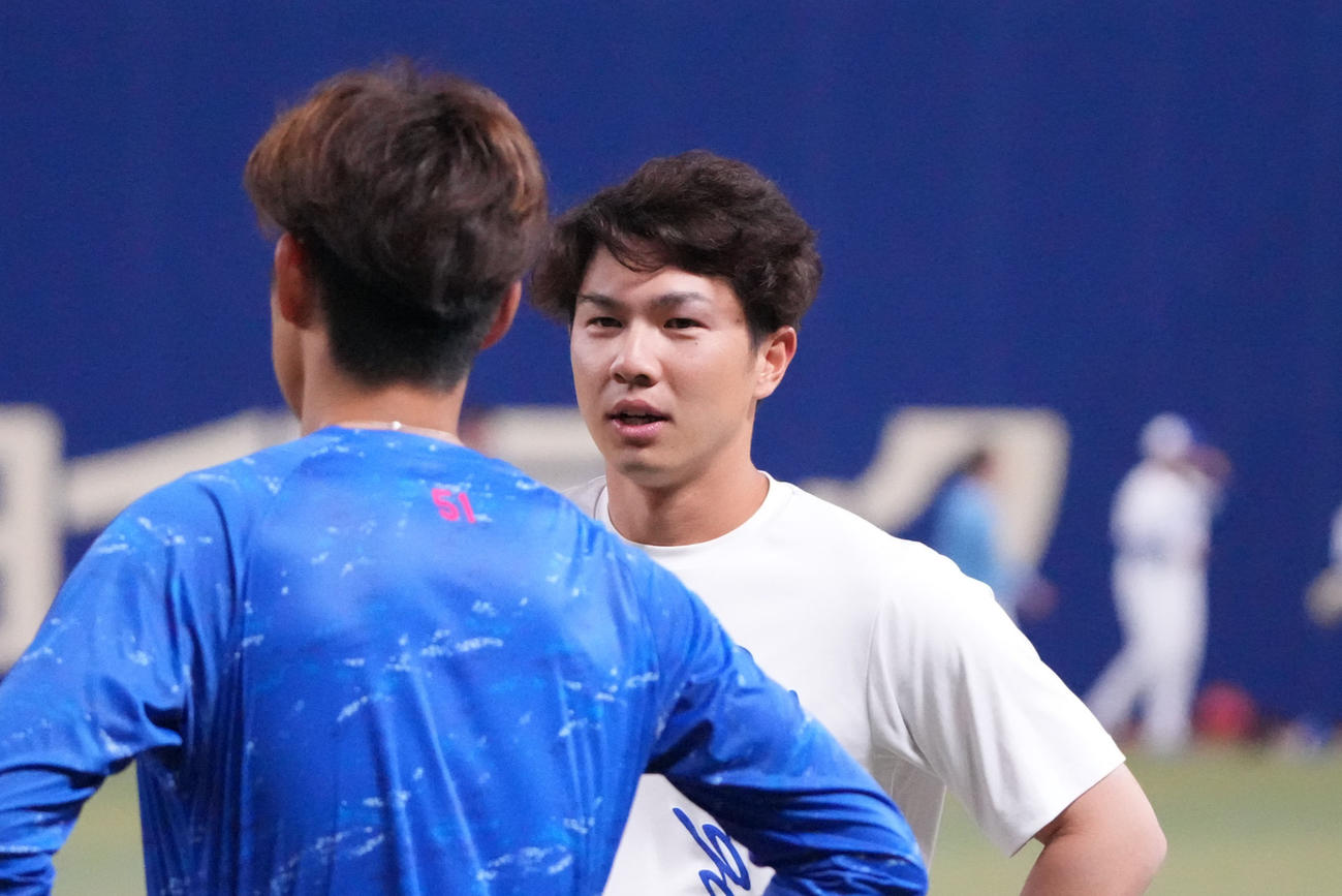 試合前、福永（右）は上林と言葉を交わす（撮影・森本幸一）