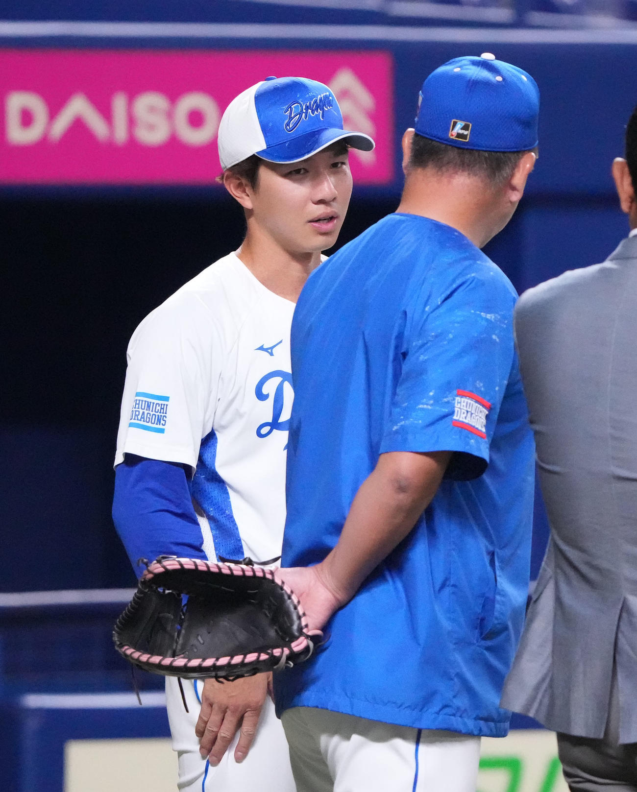 試合前、井上監督と言葉を交わす福永（左）（撮影・森本幸一）