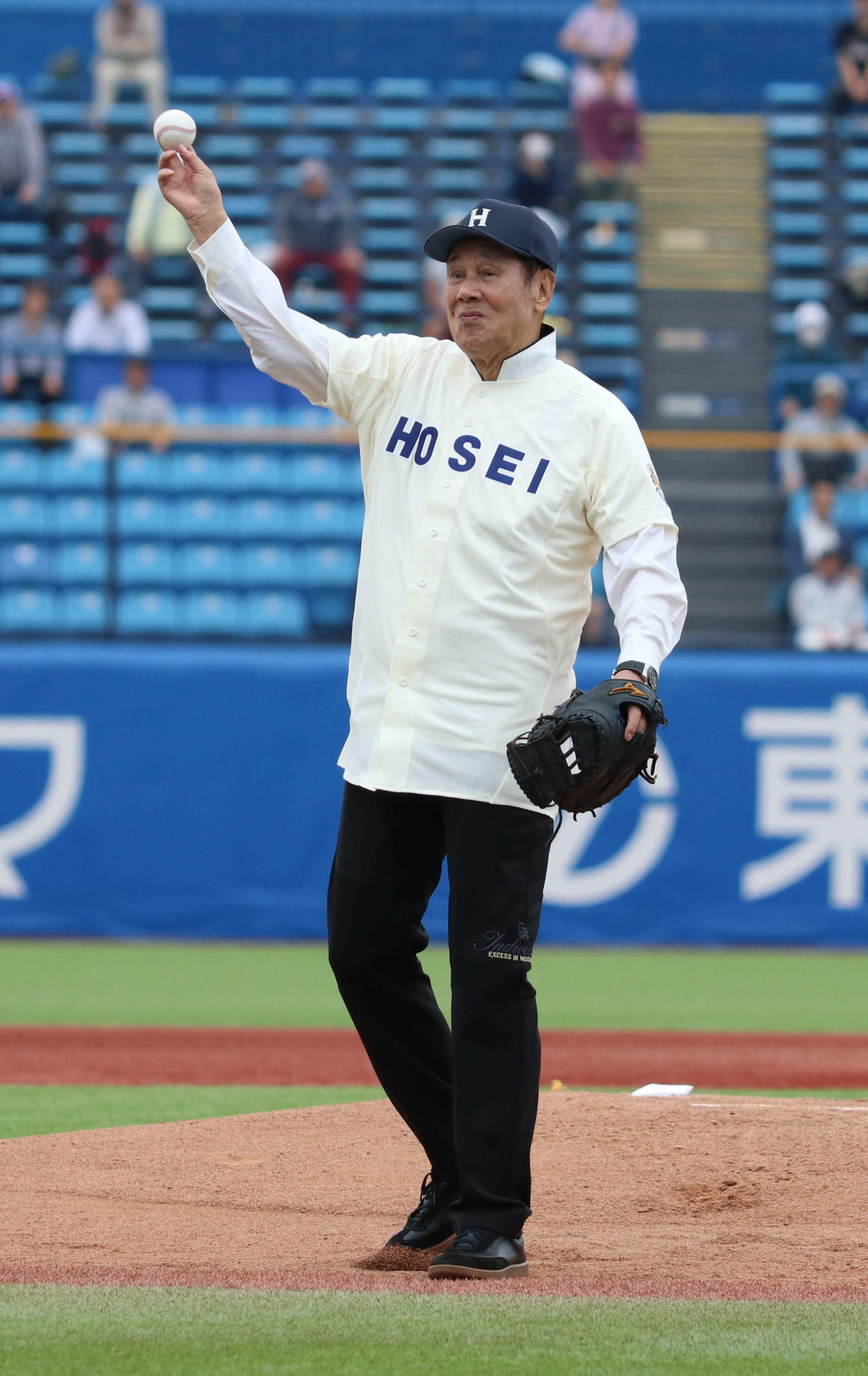 明大対法大　始球式で投球する法大OBの田淵幸一氏（撮影・寺本吏輝）