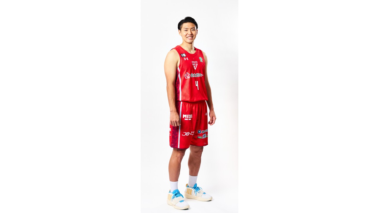 6月15日のヤクルト戦でセレモニアルピッチをおこなう「千葉ジェッツ」の田代直希（球団提供）