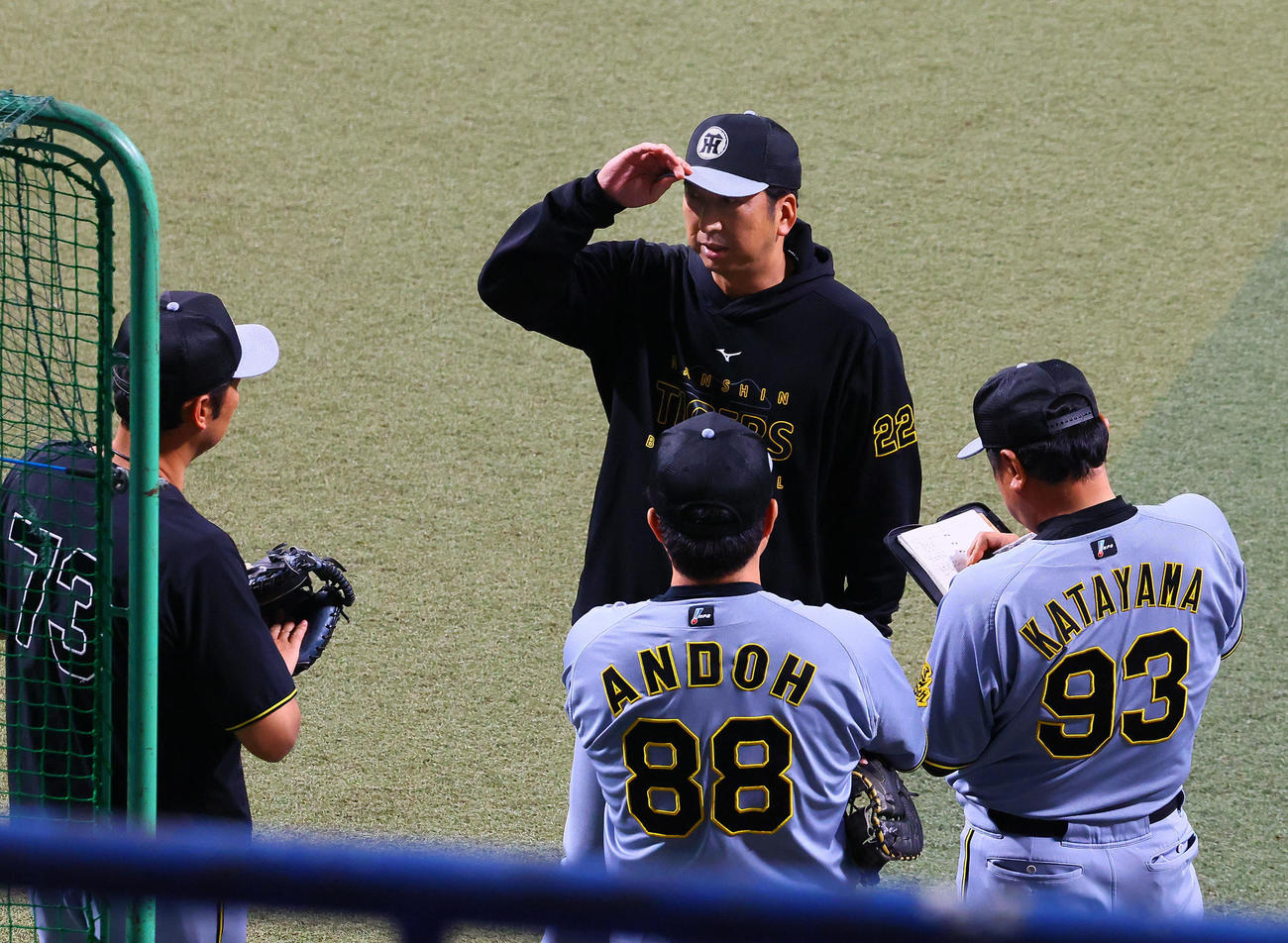 中日対阪神　コーチらと話しをする阪神藤川監督（撮影・藤尾明華）