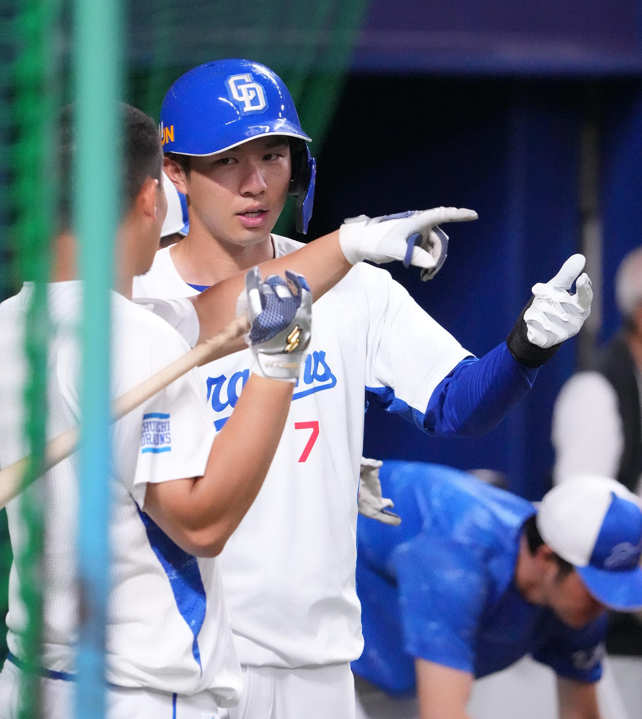 試合前、福永（右）は川越と言葉を交わす（撮影・森本幸一）