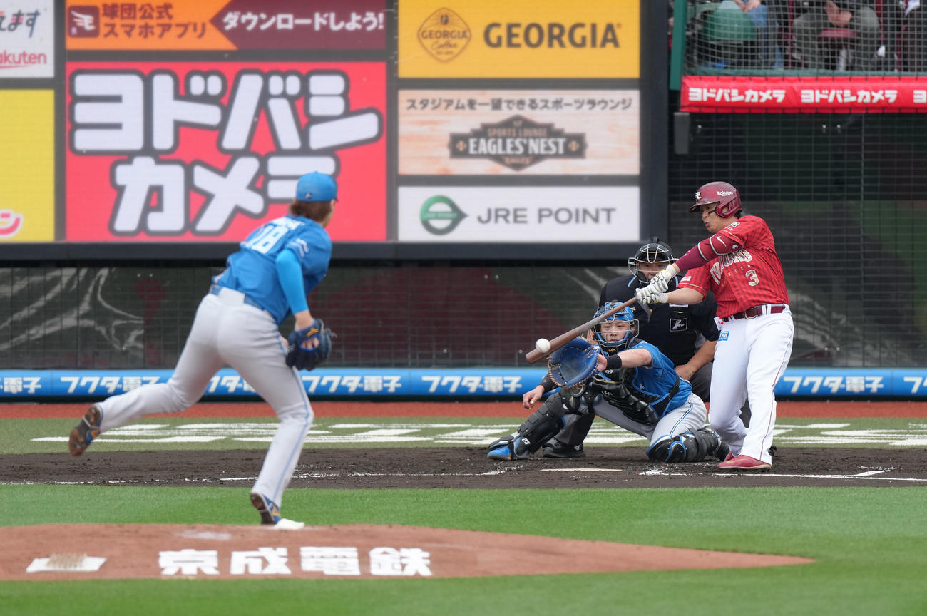 楽天対日本ハム　1回裏楽天1死二塁、浅村は通算2000安打となる右前適時打を放つ。投手山崎（撮影・足立雅史）