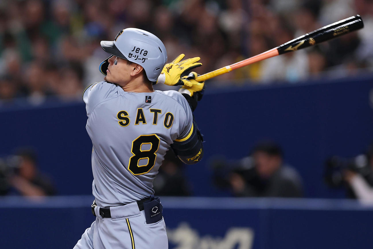 中日対阪神　2回表阪神無死、右中間へ同点本塁打を放つ佐藤輝（撮影・前田充）