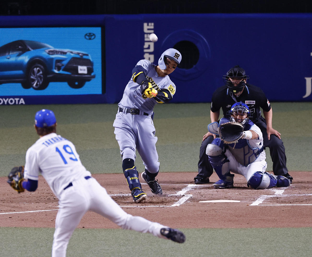 中日対阪神　2回表阪神無死、佐藤輝は右越えに同点本塁打を放つ。投手高橋宏（撮影・藤尾明華）