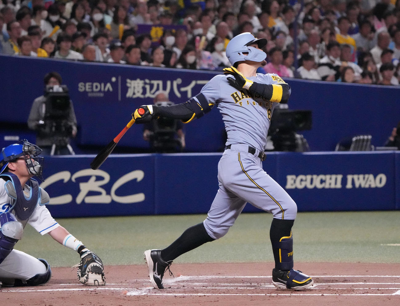 中日対阪神　2回表阪神無死、右中間へ本塁打を放つ佐藤輝（撮影・森本幸一）