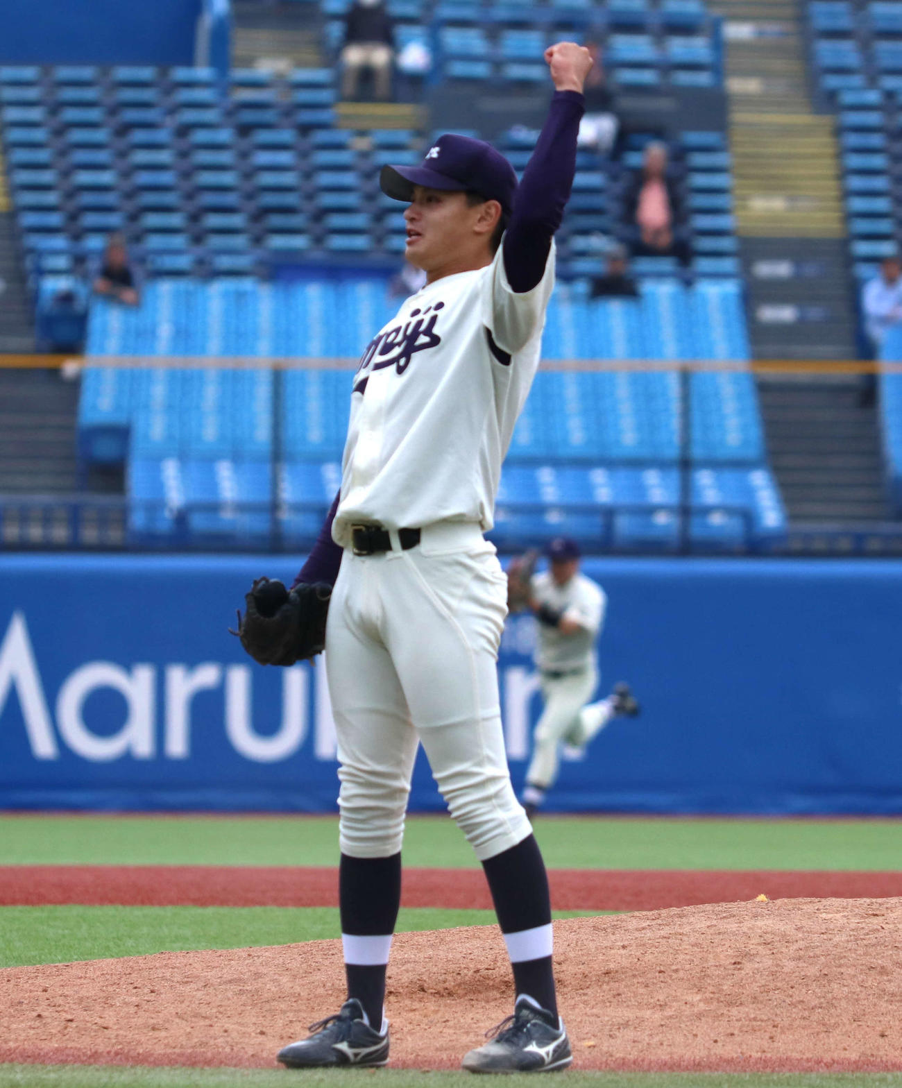明大対法大　完封勝利し拳を突き上げる毛利（撮影・寺本吏輝）