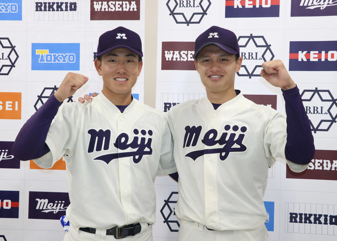 明大対法大　試合後のインタビューでガッツポーズをする明大木本（左）と毛利（右）（撮影・寺本吏輝）