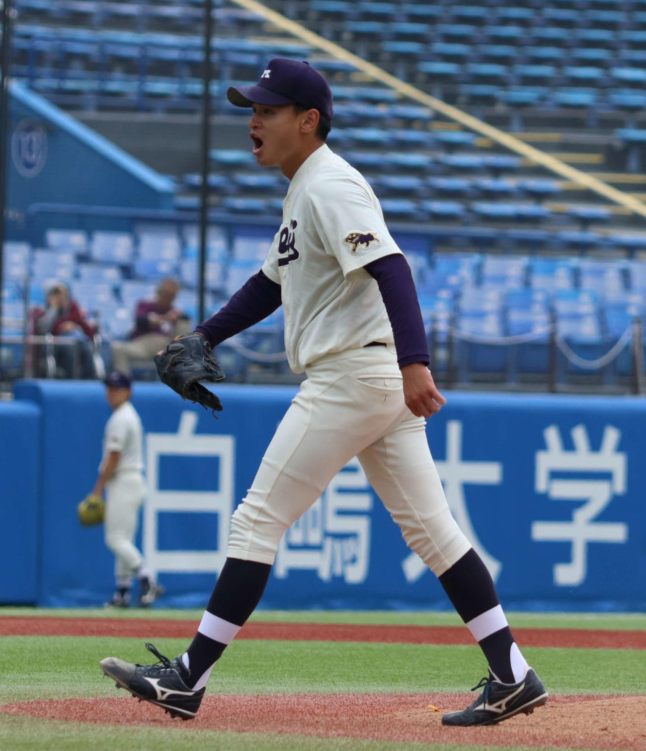 明大対法大　6回裏法大2死、藤森康から三振を奪い吠える毛利（撮影・寺本吏輝）