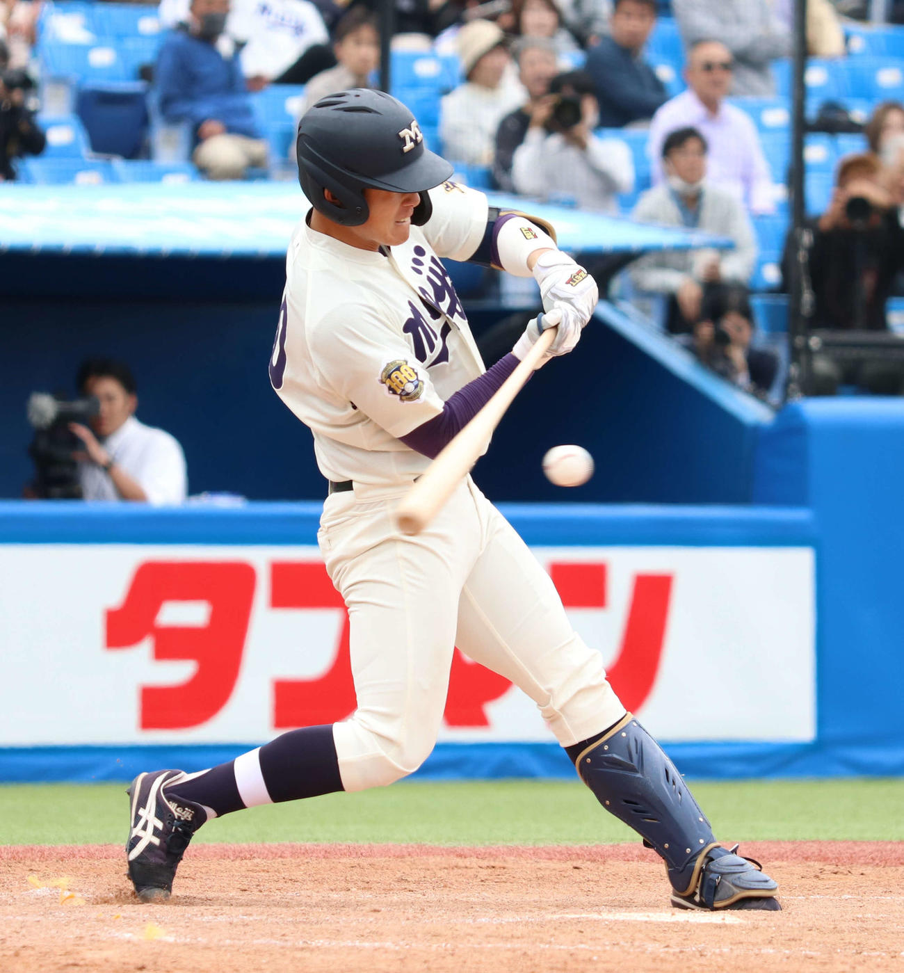 明大対法大　3回表明大2死一、二塁、追加点の適時打を放った木本（撮影・寺本吏輝）