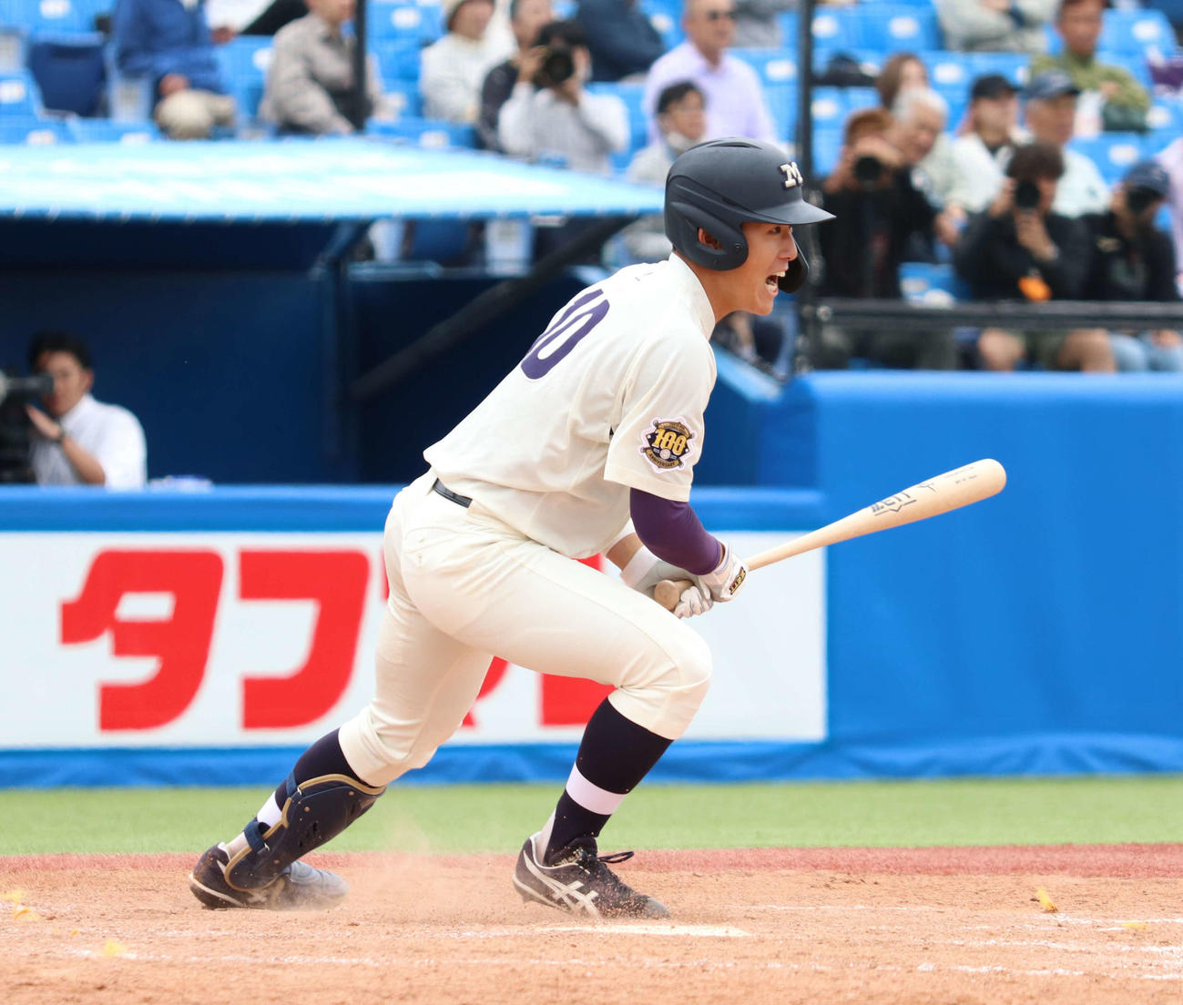 明大対法大　3回表明大2死一、二塁、追加点の適時打を放った木本（撮影・寺本吏輝）