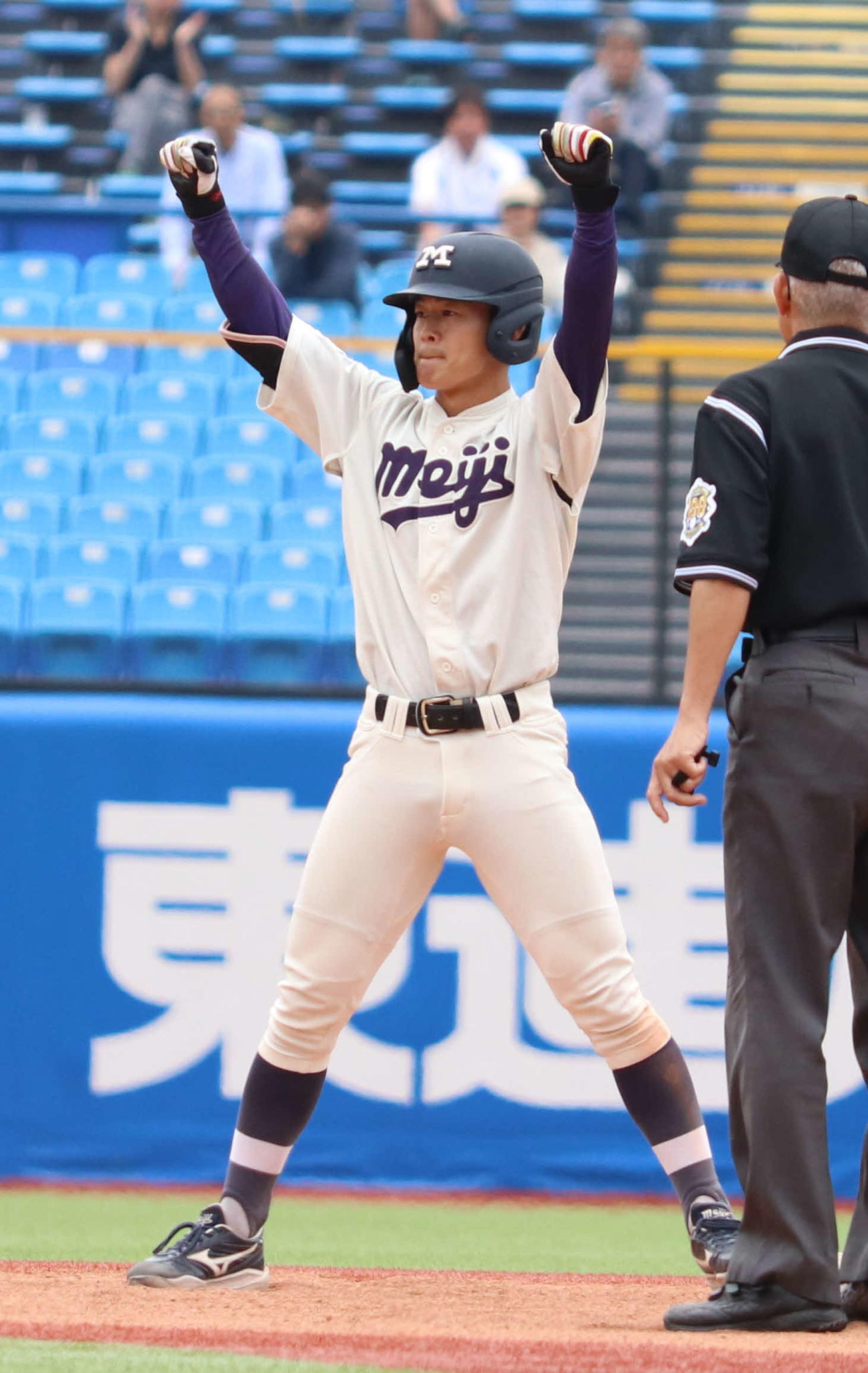 明大対法大　8回表明大1死二塁、追加点の適時打を放った友納（撮影・寺本吏輝）