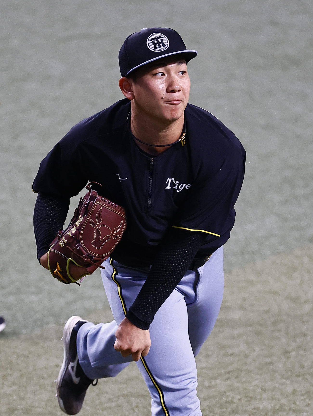 中日対阪神　キャッチボールをする阪神伊原（撮影・藤尾明華）