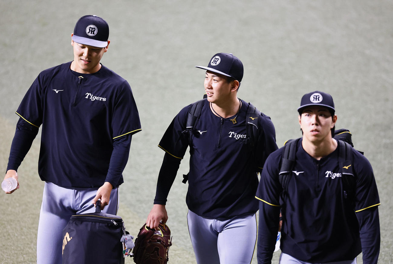 中日対阪神　練習に向かう左から阪神木下、伊原、工藤（撮影・藤尾明華）