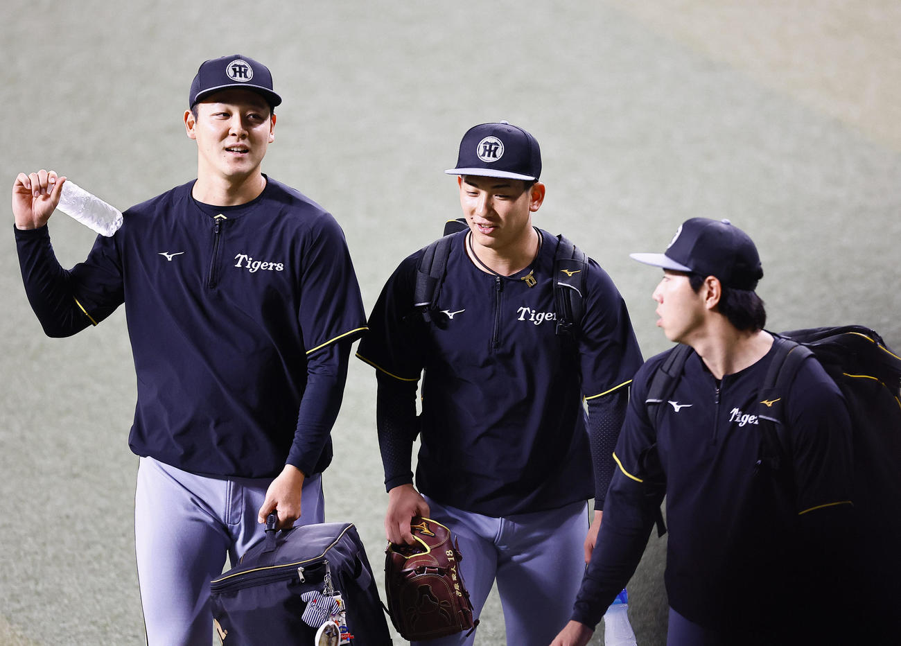 中日対阪神　練習に向かう左から阪神木下、伊原、工藤（撮影・藤尾明華）