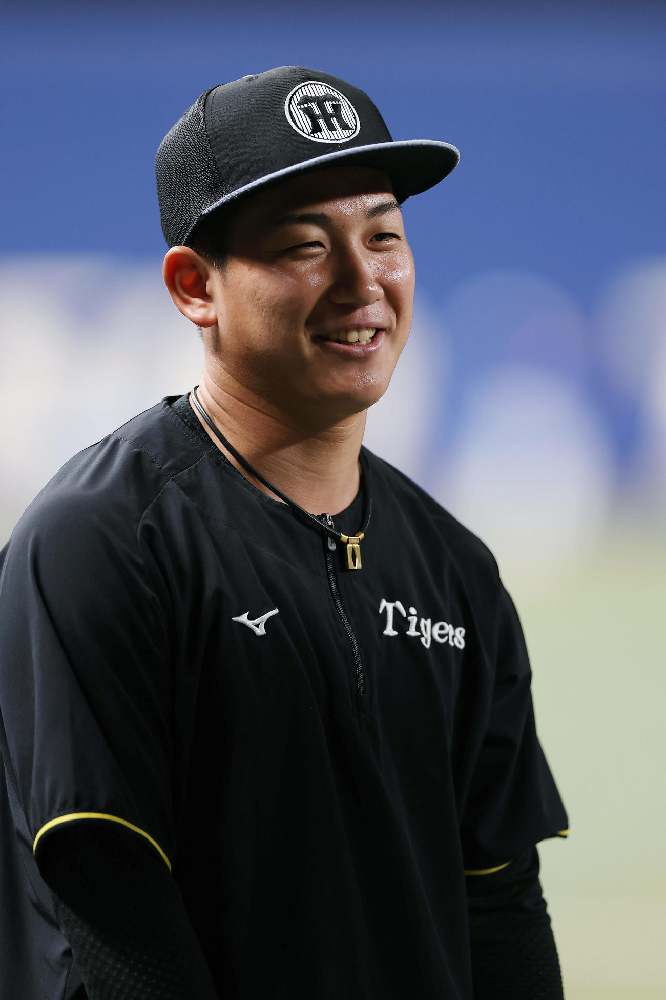 中日対阪神　試合前練習で笑顔を見せる阪神伊原（撮影・前田充）